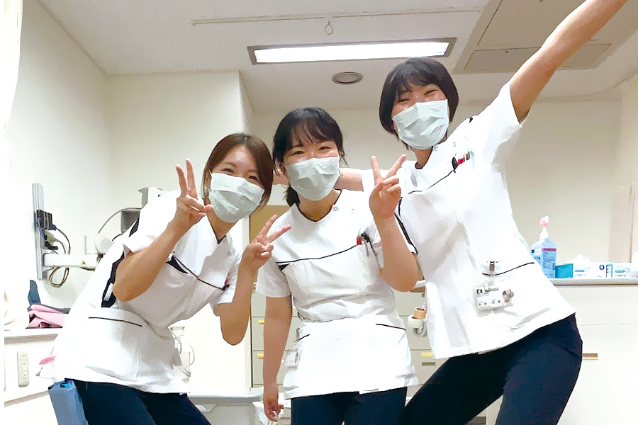 K.Iさん　第34 回生、高槻病院ICU 勤務、写真は左から本人、第36 回生、第36 回生