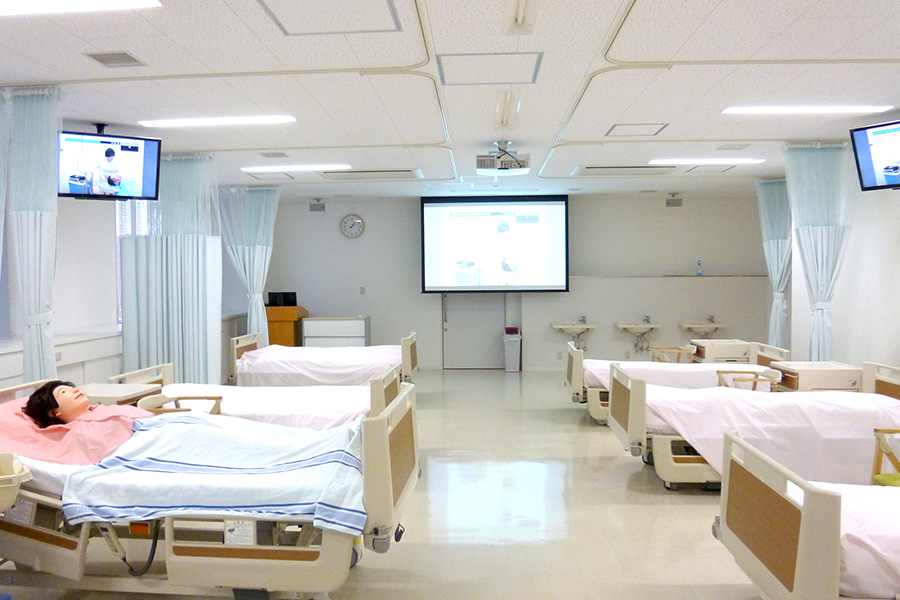 技術演習用のベッドは、常に12台、すべての実習室を合わせると20台あります
