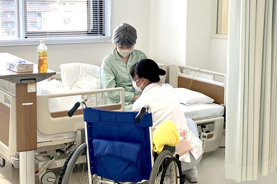 実習施設の指導者がリアルな患者さんをしてくれる演習もしています